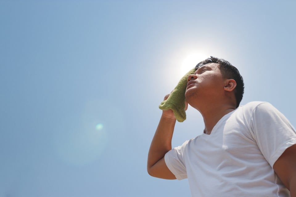 hombre sudando, olas de calor históricas, Efectos del cambio climático, Resiliencia ante el calor, MundoNOW