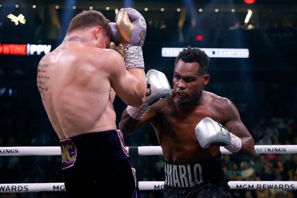 Canelo gana por decisión su pelea contra Charlo