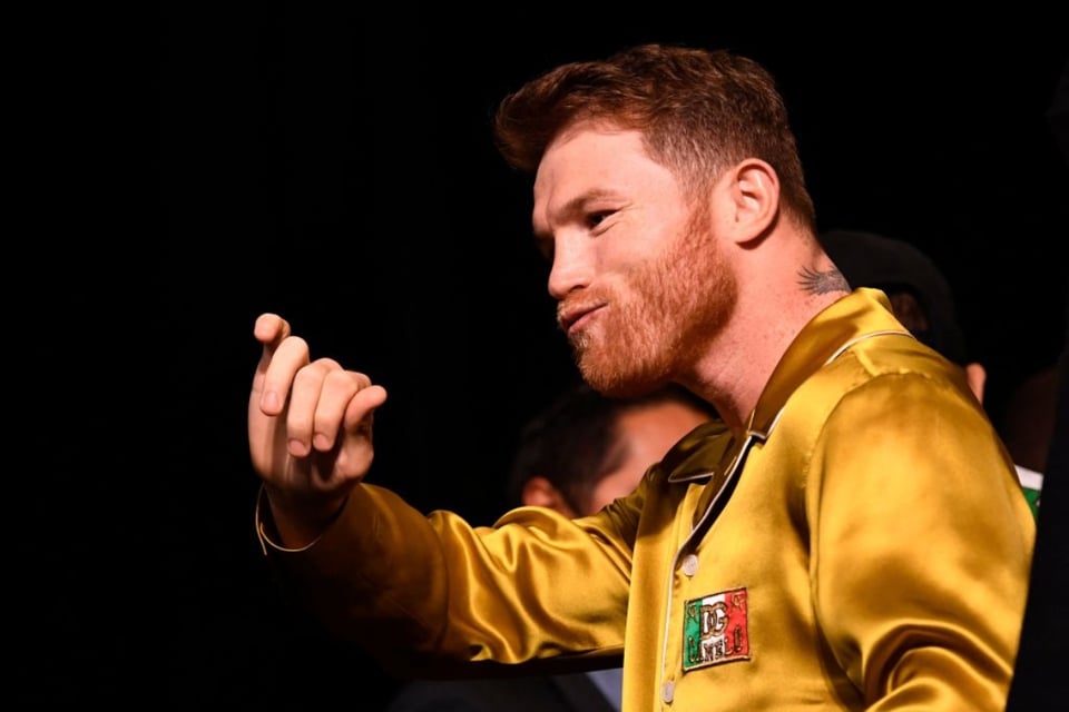 La foto del Canelo en actitud ‘sospechosa’ con otro hombre que hace pensar a la gente que tienen un ‘romance’ featured image