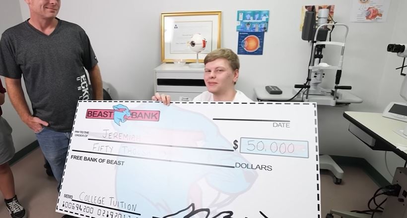 Además de ayudarle pagando su operación, el influencer ayudó a un joven regalándole 50 mil dólares para la universidad 