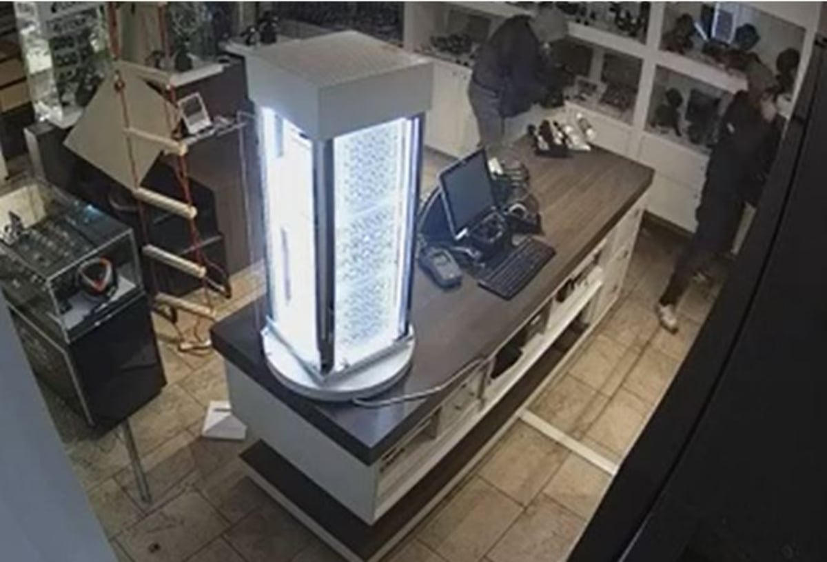 Ladrones bajaron por el techo y robaron joyería (Video)