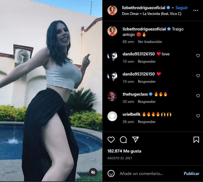Lizbeth Rodríguez aparece bailando con pierna al descubierto.