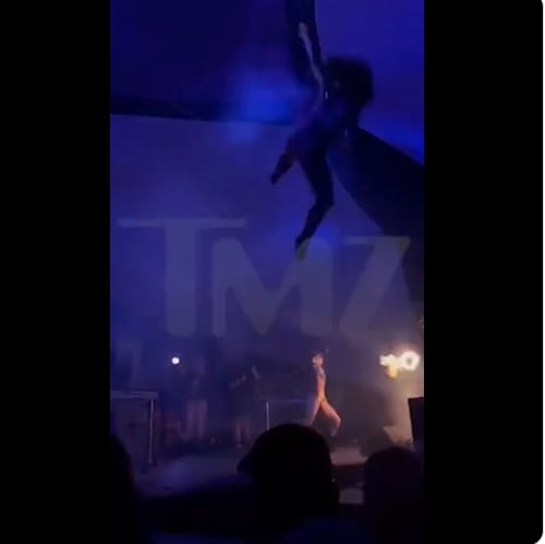 Se podía ver a la bailarina inmóvil mientras otros bailarines saltaban en su ayuda