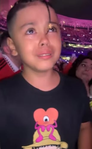 Bad Bunny fan boy cries when he sees him for the first time in concert