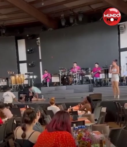 La reacción de sus compañeros causó indignación 
