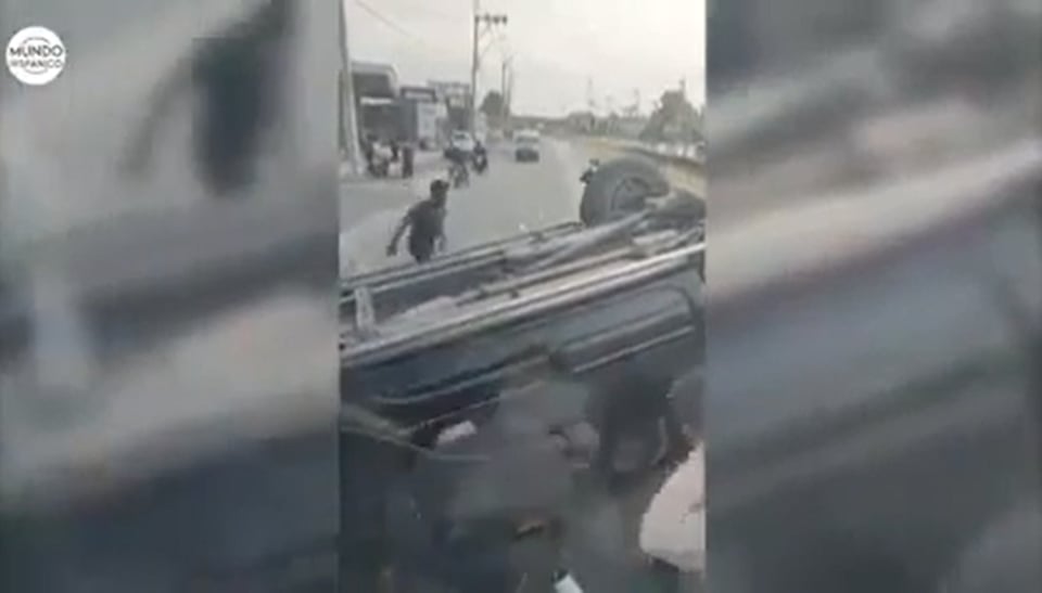 Conductor de una camioneta pierde control y se vuelca (VIDEO)