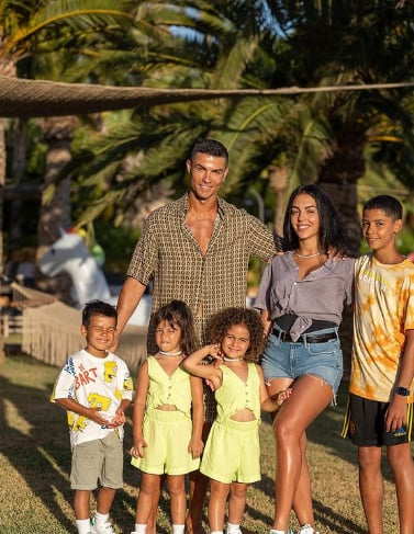 Descubren arete en hijo de Cristiano Ronaldo