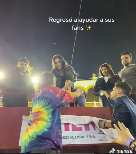 The singer decided to return to the venue to support 