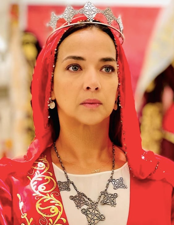 Conductora de Hoy Día vestida de virgen 