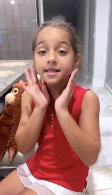 Hija Toni Costa dando mensaje