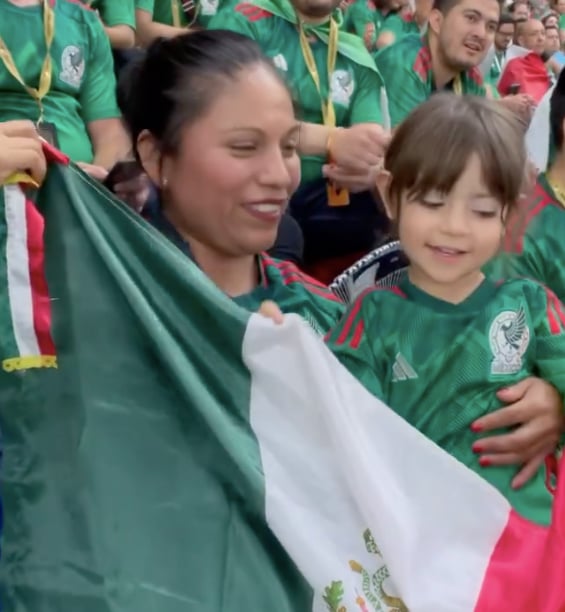 Ushi empoderada apoyando a la Selección Mexicana