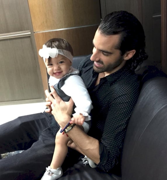 Toni Costa abruma a su hija