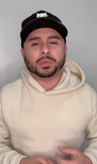 Larry Hernández dando dinero