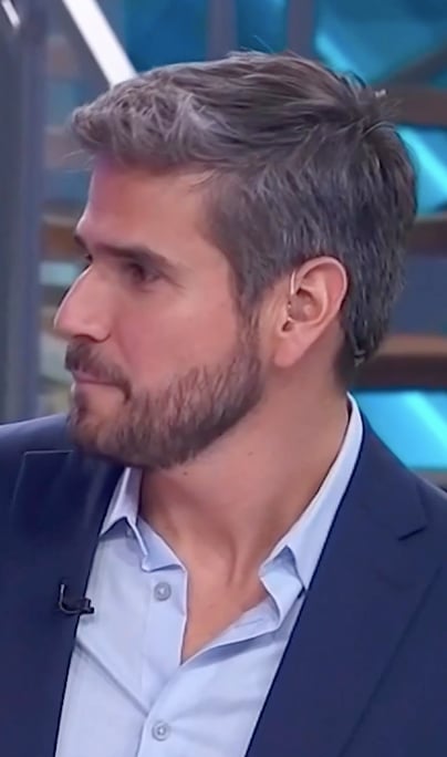 Daniel Arenas ended up kissing Adamari López