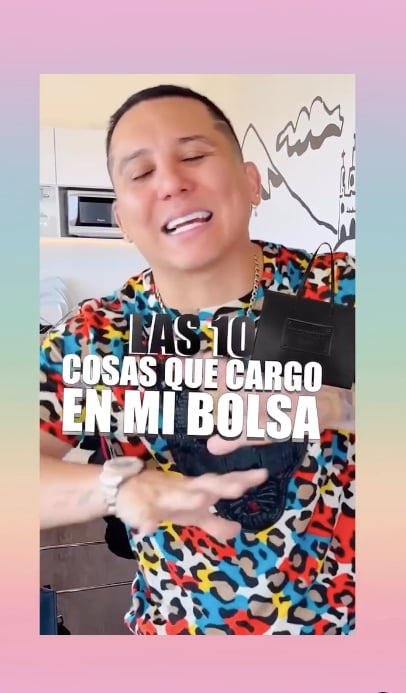 Enseña qué trae en su bolso