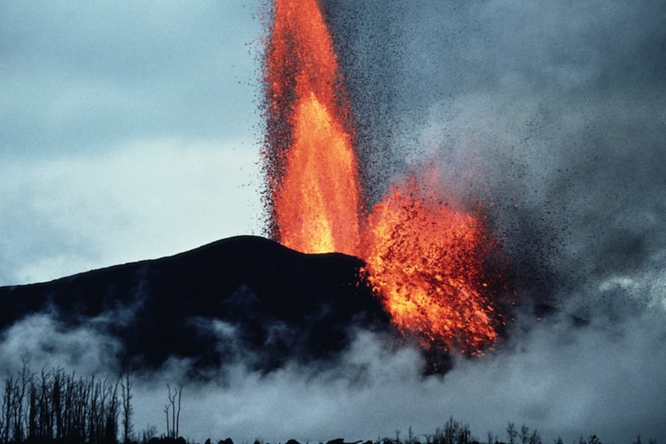 Hawaii’s Kilauea volcano erupts (VIDEO)