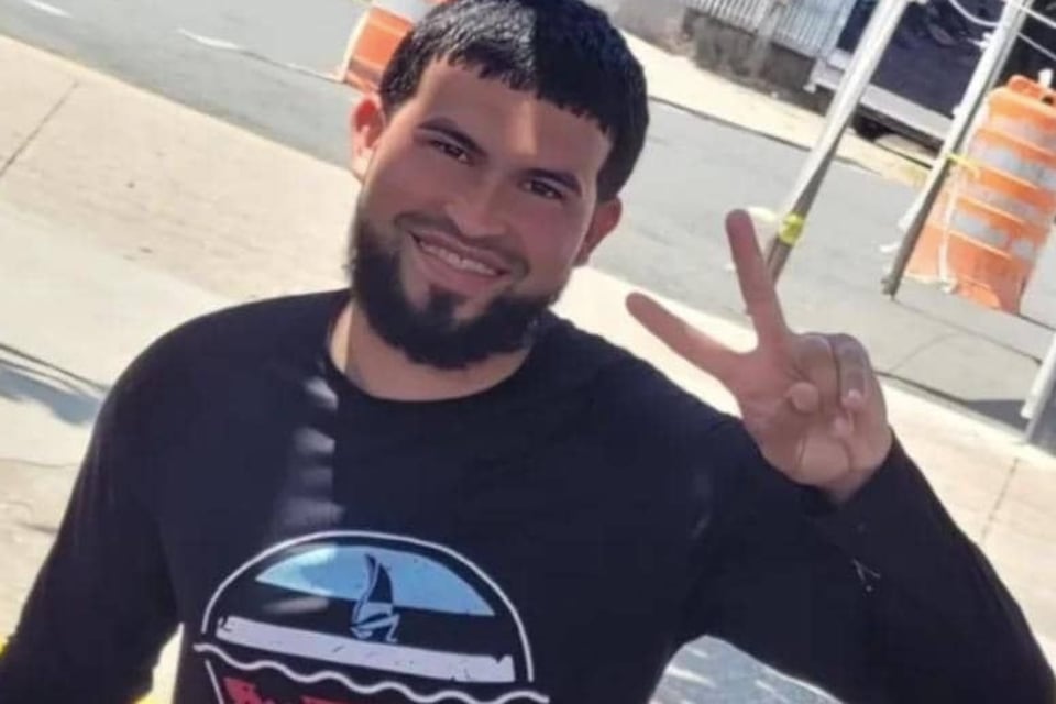 Padre hispano Jonnier Agosto Cortés pierde la vida luego de que auto subiera a la acera y lo arrollara