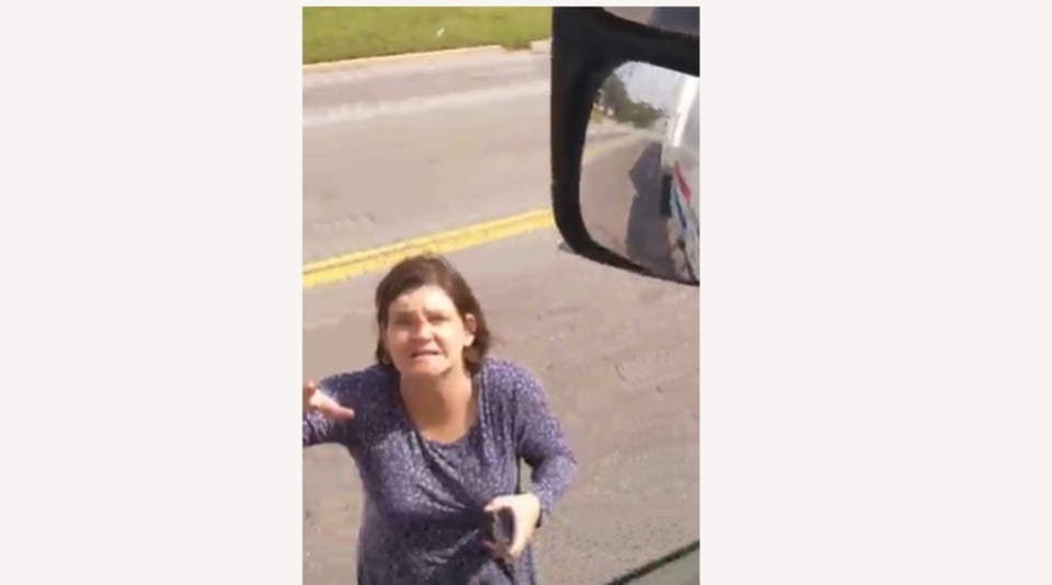 Mujer detiene a camionero para darle un sermón