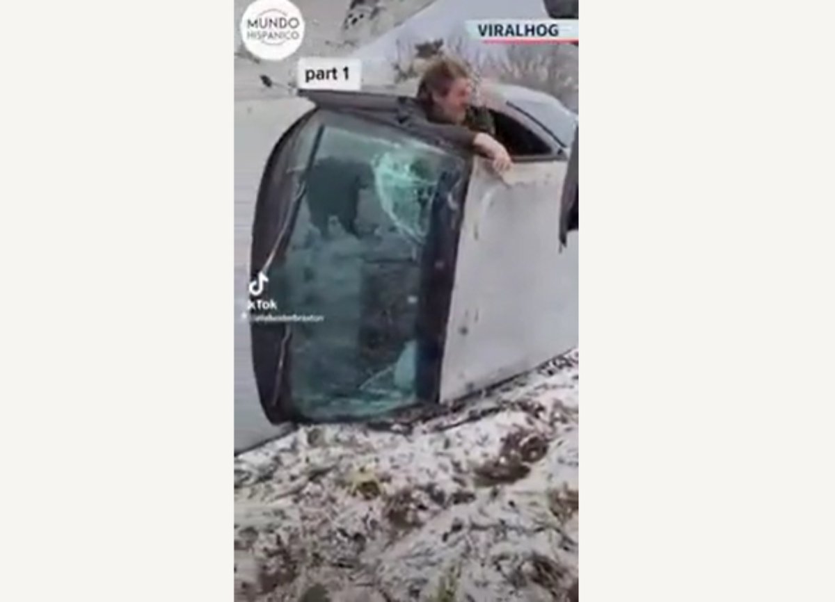 Civiles ayudan a presunto conductor ebrio tras accidente (VIDEO)