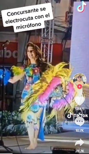 Concursante del certamen Señorita Sahuayo 2022 se electrocuta en el escenario