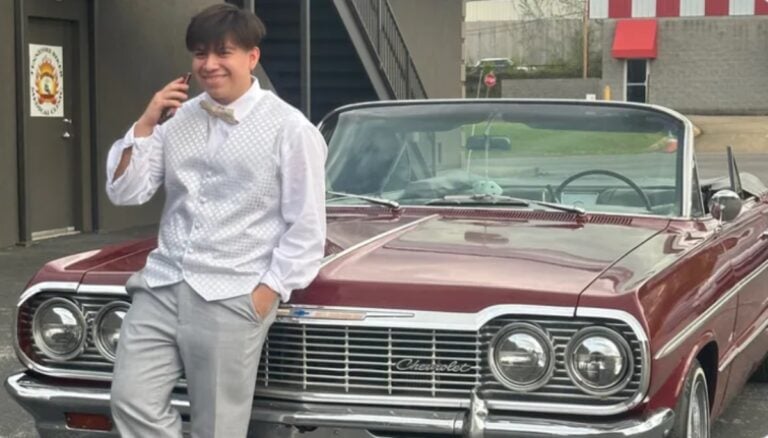 Muere hispano y su hermano está en condición crítica tras chocar contra un tren