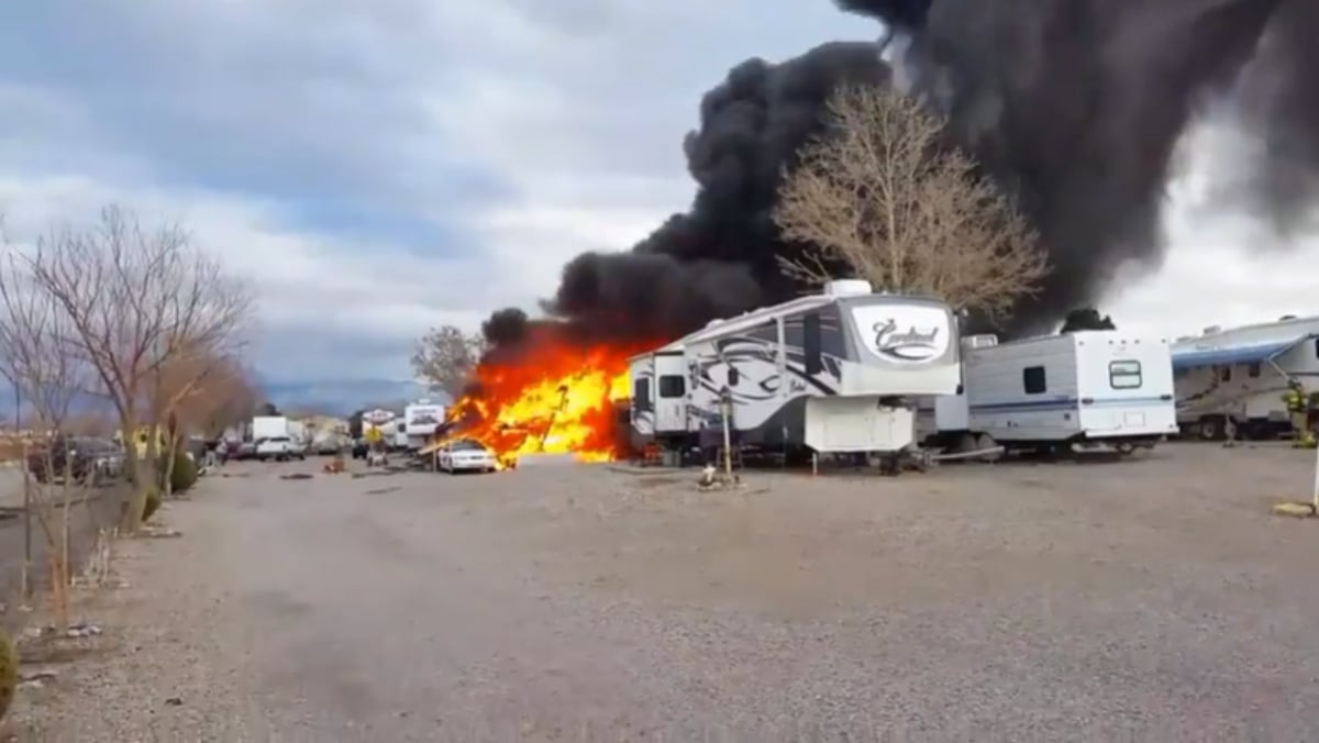 ¡Casa rodante en llamas! El vehículo explotó y dejó muertos (VIDEO)