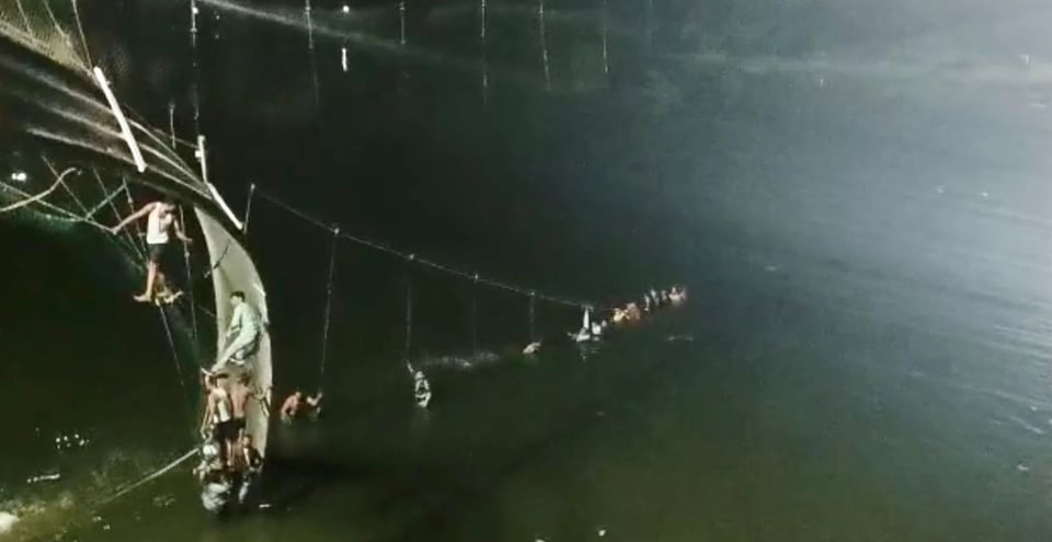 Colapsa puente de la India y causa terrible tragedia