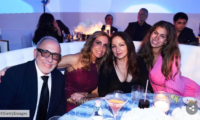 La hija de Lili Estefan se tomó selfies con Kim Kardashian en pleno funeral