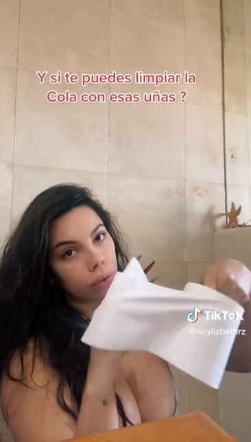 Lizbeth Rodríguez 'explica' como se limpia en el baño y nadie puede creerlo