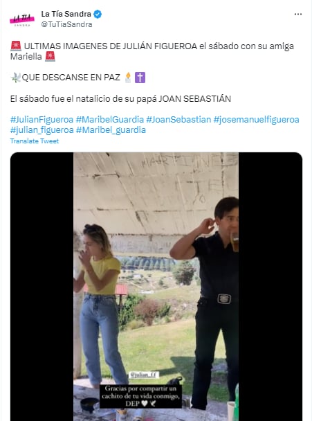 El joven se lleva la botella directamente a su boca para tomar de ella