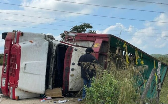 Dos migrantes muertos y 20 heridos deja volcadura en el este de México