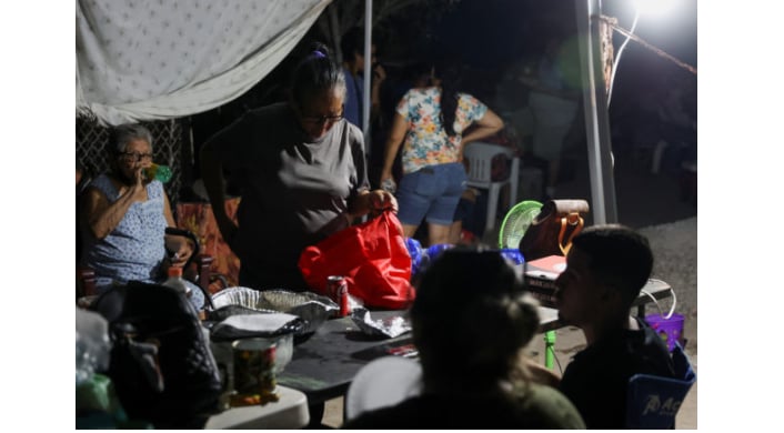 Familiares de mineros atrapados viven desesperante situación