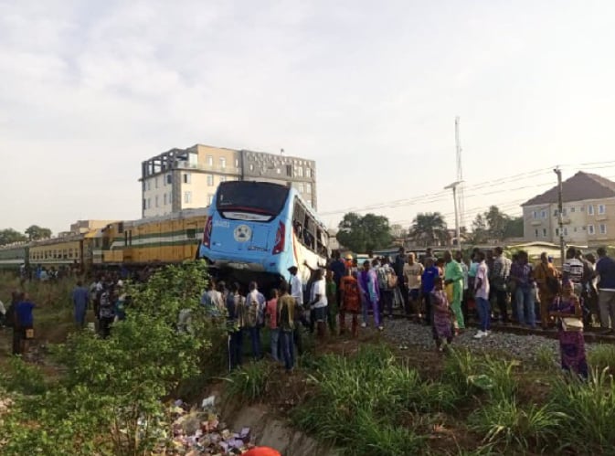Autobús choca contra tren en Nigeria; reportan 6 muertos y decenas de heridos