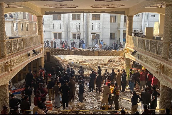Reportan 34 muertos y 150 heridos en ataque a una mezquita en Pakistán