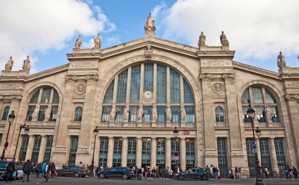 Hombre realiza ataque en estación de tren en París