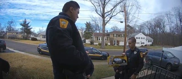 Police officers surprise a child with a gift and you won’t believe it!