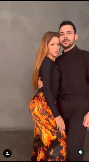 Shakira aparece meneando las caderas muy pegadita a sexy hombre