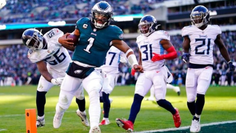 Con espectacular duelo de Hurts, Eagles vencen a Titans