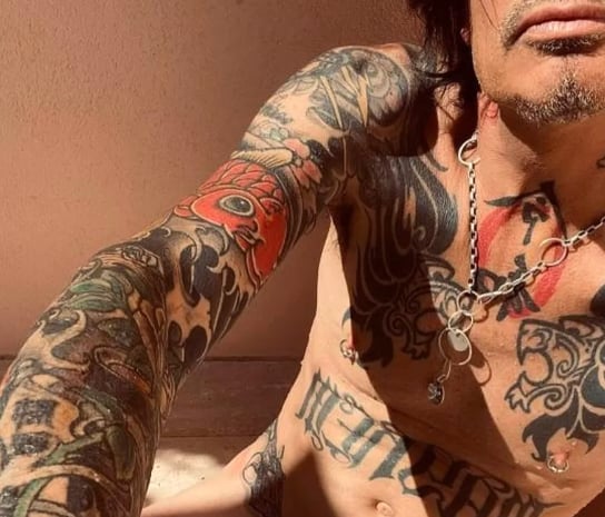 ¿El músico compartió por 'error' una foto desnudo?