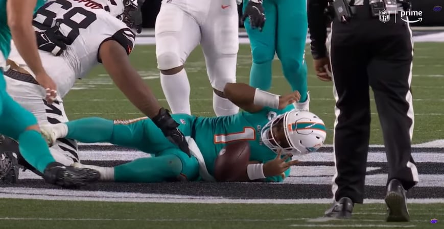 El quarterback Tua Tagovailoa sufre conmoción cerebral en pleno partido