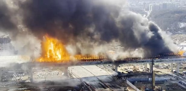 Reportan al menos cinco muertos y gran cantidad de autos destruidos