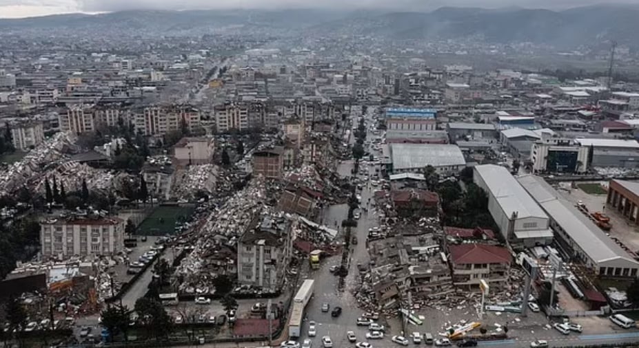 Señalan que el fuerte sismo de Turquía tuvo considerables réplicas en Groenlandia