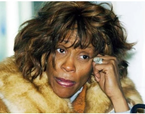 Resurgen 'escalofriantes' detalles que encontraron en la autopsia de Whitney Houston