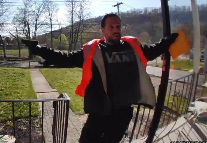 Crónica: Buscan a latino que se hizo pasar como repartidor del correo