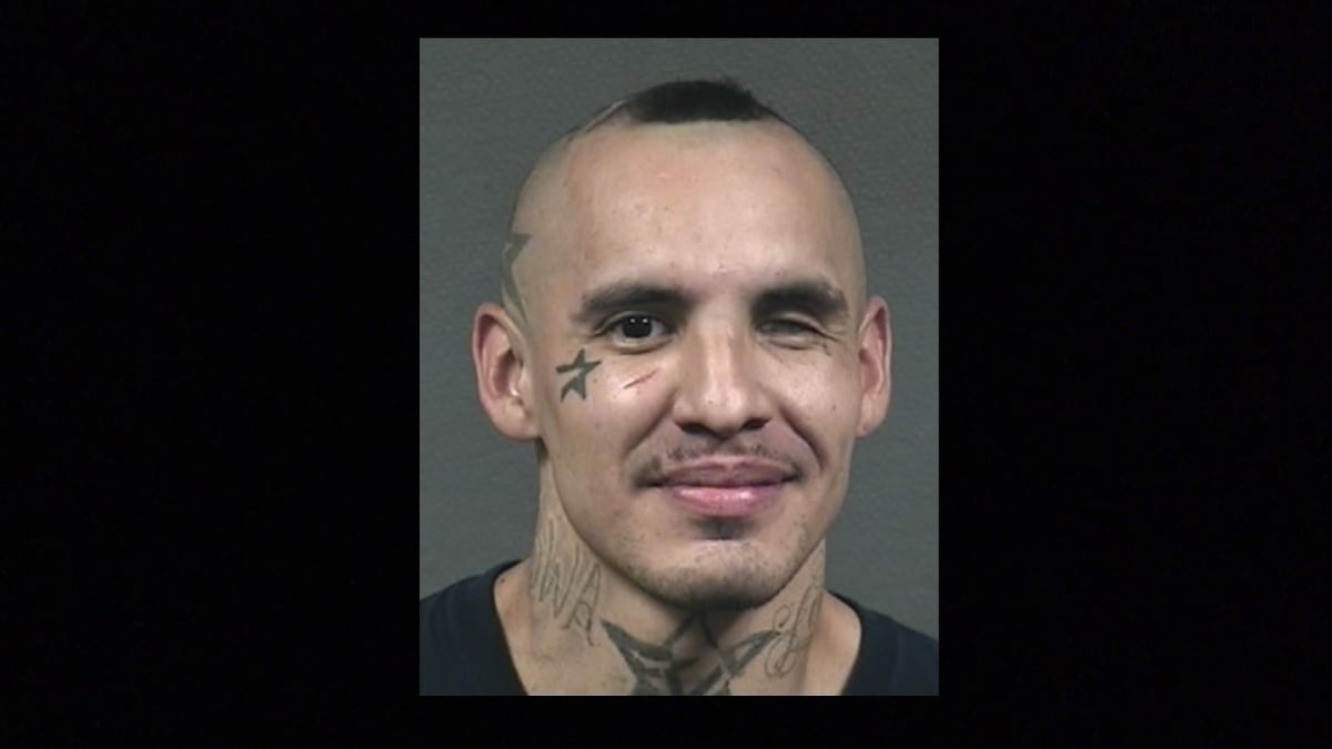 José Everardo Castorena III tiene una orden de arresto en Texas por el homicidio a balazos de Lupe Adam Munguía hace seis meses.