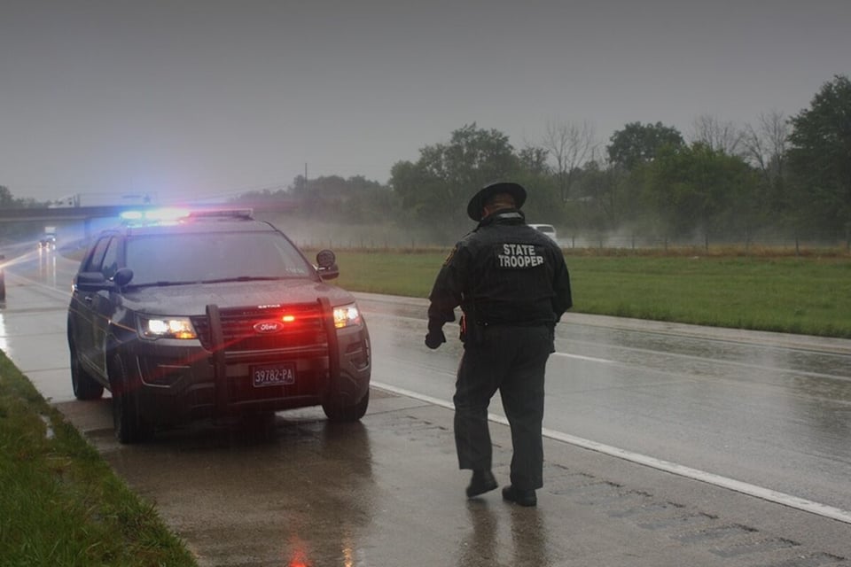 Policía Estatal de Pennsylvania, patrulla, carretera, lloviendo, freeway, MundoNOD