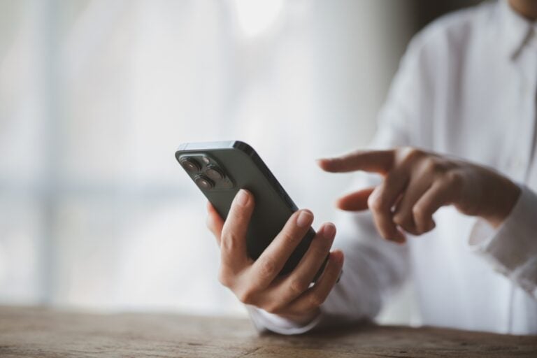 Revisó el teléfono de su novia y fue a la policía