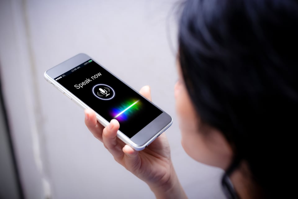 "Habla y no tiene garganta", mujer hablando al celular, comando de voz, Siri, Tecnología, MundoNOW