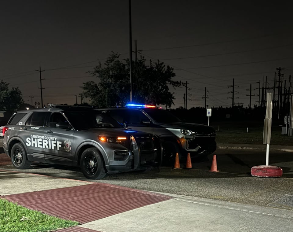 Oficina del Alguacil del Condado de Cameron, patrulla, estacionamiento, noche, MundoNOW