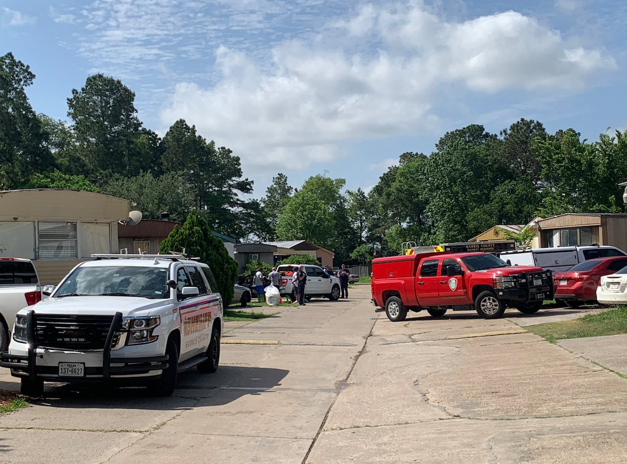 Un brutal tiroteo en un vecindario de casas móviles en Chhanelview, Texas, dejó a una mujer entre 50 a 60 años muerta a balazos.